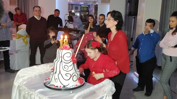 Девојчица не хода, једва понешто прозбори, али довољно да мајци каже Војим те: Андријана се од треће године бори са канцером мозга, сада је напунила 18, а њена мајка је жена херој!